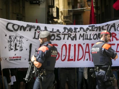 Treballadors dels museus protesten a la pla&ccedil;a Sant Jaume. 