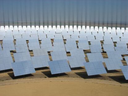 Paneles fotovoltaicos en una planta de Abengoa.