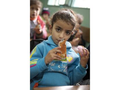 Esta niña de Nablus, en Palestina, disfruta de un tentempié nutritivo cada día como miles de niños más en las escuelas de Gaza y Cisjordania. 