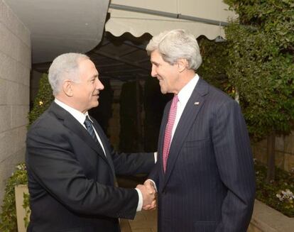Benjamín Netanyahu recibe a John Kerry durante su encuentro del viernes en Jerusalén.