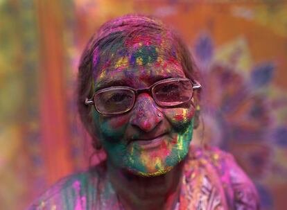 Una mujer pintada de colores participa en las celebraciones del festival Holi en Vrindavan (India), el 3 de marzo de 2015.