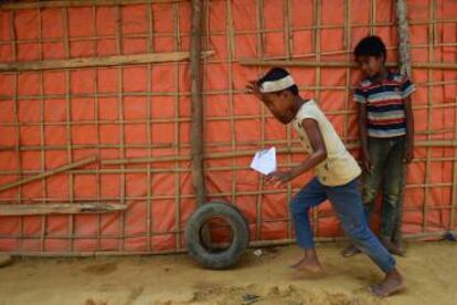 Dos niños rohingya juegan en un campo de refugiados en Bangladesh