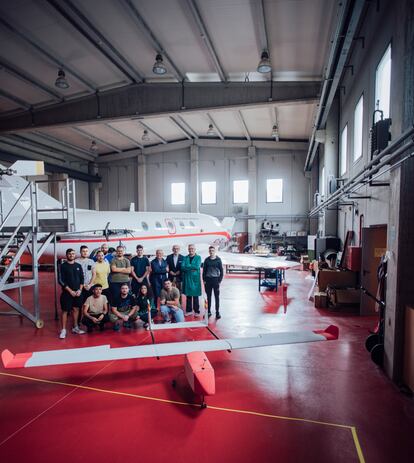 Centro de formación profesional Aguas Nuevas, de Albacete, colocados detrás de uno de los drones propulsados por hidrógeno que han construido. 