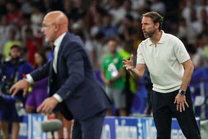 Gareth Southgate (derecha) da órdenes a sus jugadores durante la final de la Eurocopa ante la España de Luis de la Fuente (izquierda)