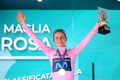 La neerlandesa Annemiek Van Vleuten celebra este lunes en Cesena su liderato en el Giro de Italia tras imponerse en la cuarta etapa.