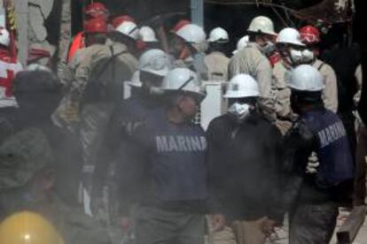 Rescatistas realizan la búsqueda de cuerpos el domingo 3 de febrero de 2013, en el interior del edificio de Petróleos Mexicanos (Pemex) en Ciudad de México donde el pasado jueves ocurrió una explosión. EFE/Archivo