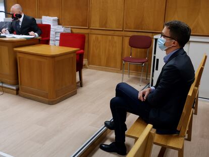 Íñigo Errejón, diputado de Más País, sentado este martes en el banquillo de los madrileños juzgados de plaza de Castilla.