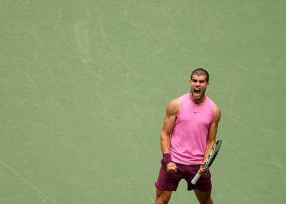Alcaraz celebra el triunfo contra Lehecka, este martes en la Arthur Ashe de Nueva York.