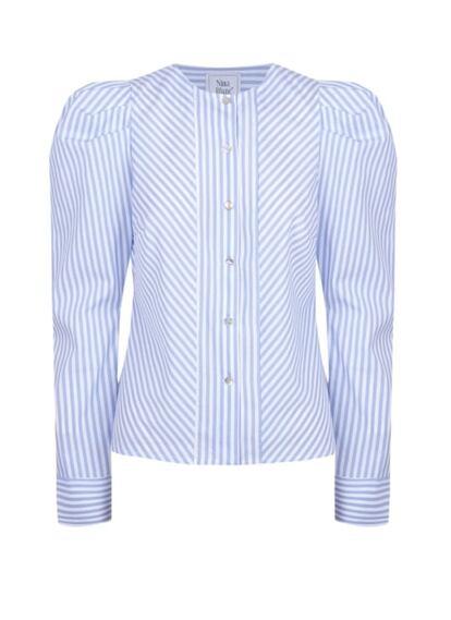Si buscas una prenda con sello ‘made in Spain’ y, además, artesanal, te encantará esta blusa con mangas abullonadas de Nina Blanc. 149 €