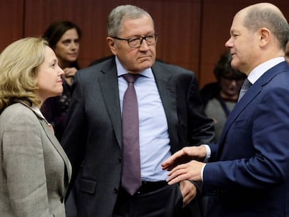 La ministra de Economía española, Nadia Calviño, conversa con el presidente del Mecanismo Europeo de Estabilidad (MEDE), Klaus Regling , y el ministro de Finanzas alemán, Olaf Scholz.