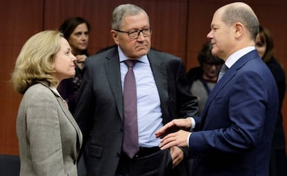 La ministra de Economía española, Nadia Calviño, conversa con el presidente del Mecanismo Europeo de Estabilidad (MEDE), Klaus Regling , y el ministro de Finanzas alemán, Olaf Scholz.