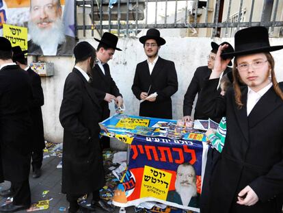 Judíos ultraortodoxos partidarios del candidato a la alcaldía Yossi Daitch hacen campaña ante un colegio electoral en Jerusalén.