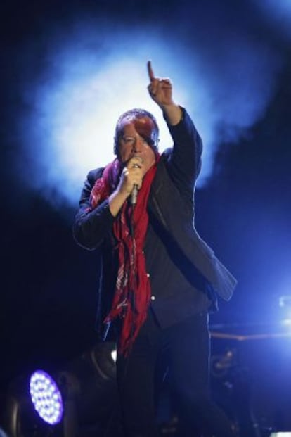 El cantante de la banda escocesa "Simple Minds", James Kerr, en el concierto en el Jardins de Pedralbes, en Barcelona.