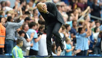 Guardiola se toma la cabeza tras un gol de su equipo, el Manchester City.