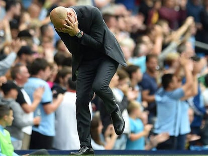 Guardiola se toma la cabeza tras un gol de su equipo, el Manchester City.
