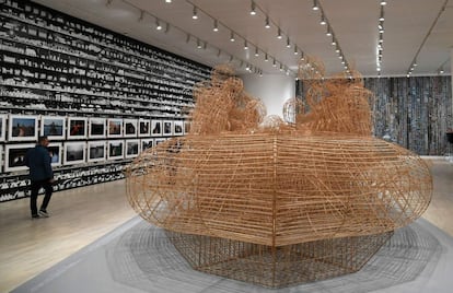 Un visitante mira la instalación 'Life cycle' ('Ciclo vital'), una obra de carácter monumental, de nuevo, sobre la crisis global de los refugiados.