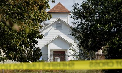 Entrada de la iglesia de Sutherland Springs (Texas), donde el pasado 5 de noviembre tuvo lugar un tiroteo en el que fallecieron 26 personas.