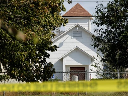 Entrada de la iglesia de Sutherland Springs (Texas), donde el pasado 5 de noviembre tuvo lugar un tiroteo en el que fallecieron 26 personas.