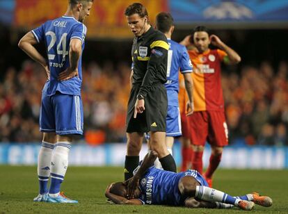 Ramires engaña al árbitro con una entrada durante el partido. 