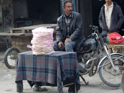 Un hombre vende pan en Marat Numan, al noroeste de Siria.