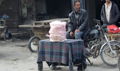 Un hombre vende pan en Marat Numan, al noroeste de Siria.