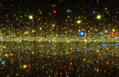 Obra de Yayoi Kusama ‘Sala de espejos del infinito – Un deseo de felicidad humana llamando desde más allá del Universo’ (Infinity Mirrored Room – A Wish for Human Happiness Calling from Beyond the Universe), de 2020. Está hecha con espejos, madera, sistema de iluminación LED, metal y paneles acrílicos.