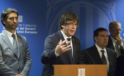 El presidente Puigdemont acompañado del abogado Alonso Cuevillas (d) y del consejero de Administración Pública, Jordi Puigneró.