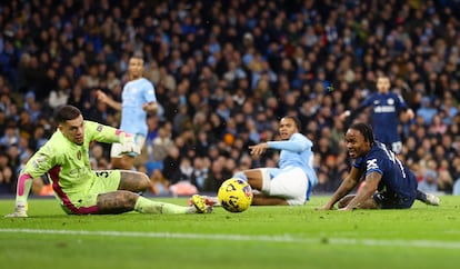 Ederson, el portero, desvía un tiro a bocajarro de Sterling ante Akanji, este sábado en el Etihad.