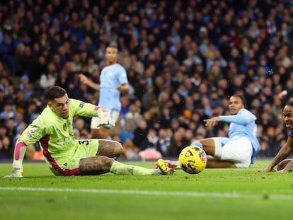 Ederson, el portero, desvía un tiro a bocajarro de Sterling ante Akanji, este sábado en el Etihad.