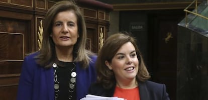 La vicepresidenta del Gobierno, Soraya S&aacute;enz de Santamar&iacute;a, y la ministra de Empleo, F&aacute;tima B&aacute;&ntilde;ez, hoy en el Congreso de los Diputados.