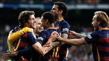 Los jugadores del Barcelona celebran uno de los goles. 