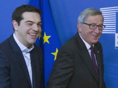 Alexis Tsipras, primer ministro griego, junto a Jean-Claude Juncker, presidente de la Comisi&oacute;n, ayer en su gira europea.
 