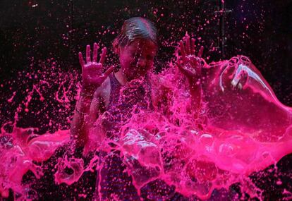 Agua de color rosa es lanzada a una niña durante la celebración del Festival Holi en Chennai (India), el 2 de marzo de 2018.