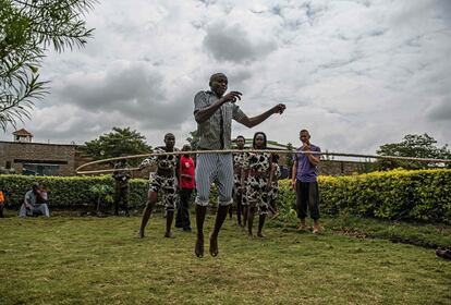 Los internos de la prisión de máxima seguridad de Kamit, en Kenia, participan en unos talleres con los miembro del grupo de circo Sarakasi.