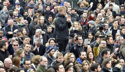 Emotivo homenaje en la plaza de la Bolsa de Bruselas (Bélgica) durante el minuto de silencio, el 23 de marzo de 2016.