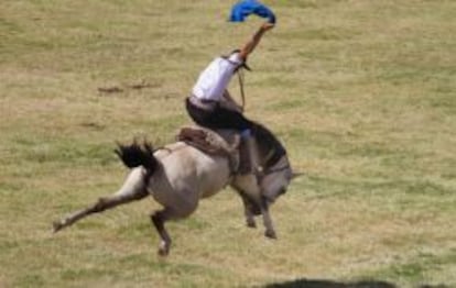 Los gauchos visten bombachas, sombrero o boina, pañuelo al cuello y espuelas.