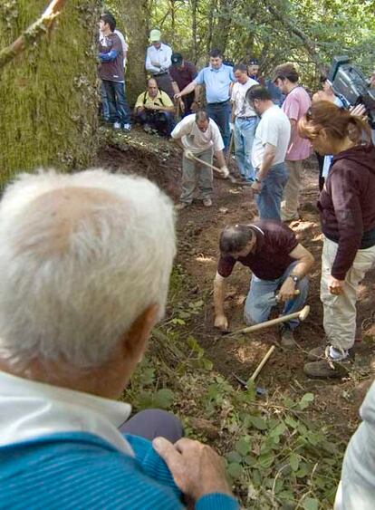 Exhumación realizada en A Fonsagrada en 2007.