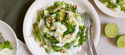 Puedes dártelas de chef con esta ensalada de calabacín en dos texturas