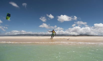 Un kitesurfista en Tarifa.