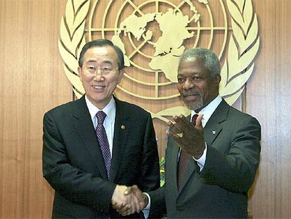 Kofi Annan saluda a Ban Ki-moon, durante su encuentro en la sede de la ONU en Nueva York.