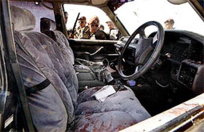 Soldados alemanes inspeccionan el coche tiroteado de Abdul, <b></b><i>Hayi</i><i>, </i><b>Qadir, ayer en Kabul.</b>