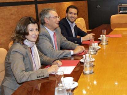 Los populares Laura Garrido, Antón Damborenea y Borja Sémper (izquierda), con la delegación del PNV, ayer, en Sabin Etxea.
