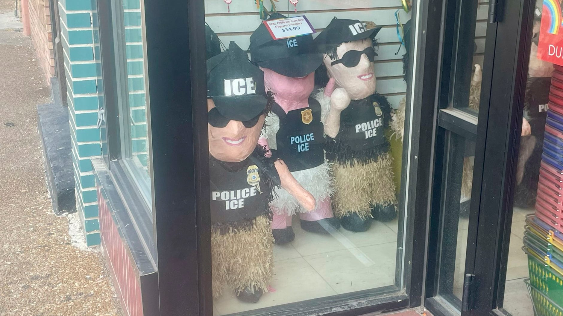 “¡Dale, dale, dale al ICE!”: piñatas de agentes migratorios se vuelven virales