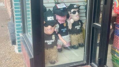 Piñatas de agentes del ICE difundidas en redes sociales, este jueves.