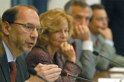 Elena Salgado escucha la intervención del director de ONUSIDA, Peter Piot en la presentación del estudio.