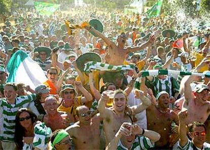Un grupo de seguidores del Celtic, ayer, en Sevilla.