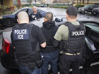 Agentes de imigração transportam uma pessoa detida em 7 de fevereiro em Los Angeles.