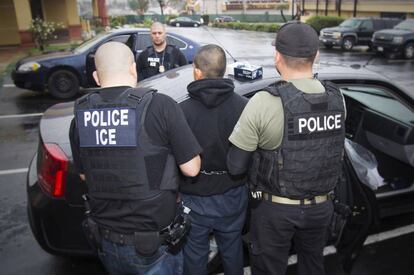 Agentes de imigração transportam uma pessoa detida em 7 de fevereiro em Los Angeles.