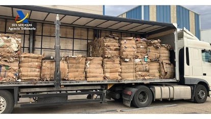 Uno de los camiones cargado con el cartón para reciclar con droga en su interior.