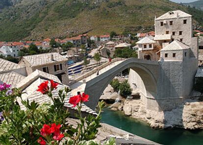 El Viejo Puente de Mostar, tras su reconstrucción 11 años después de su voladura por la artillería croata.